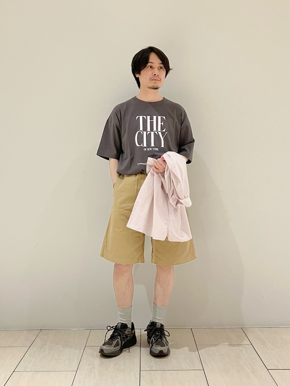 パープル系のシャツ/ブラウス、その他のTシャツ/カットソー、ベージュ系のその他パンツを着用したメンズの夏コーディネートの4枚目の写真
