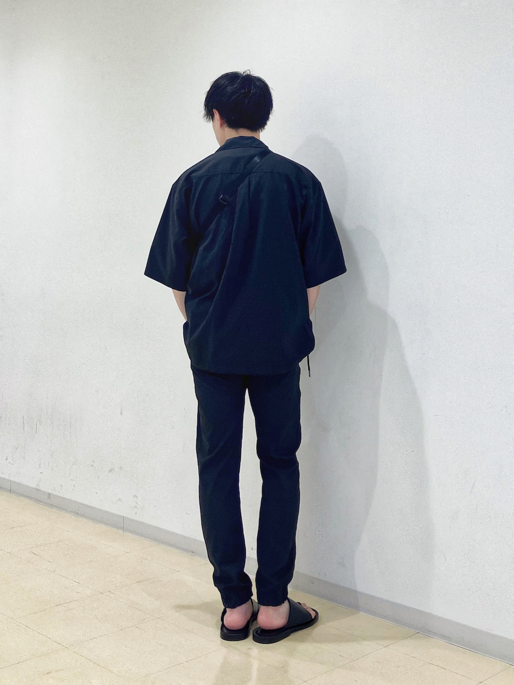 ホワイト系のTシャツ/カットソー、グレー系のショルダーバッグ、ブラック系のシャツ/ブラウスを着用したメンズの夏コーディネートの5枚目の写真
