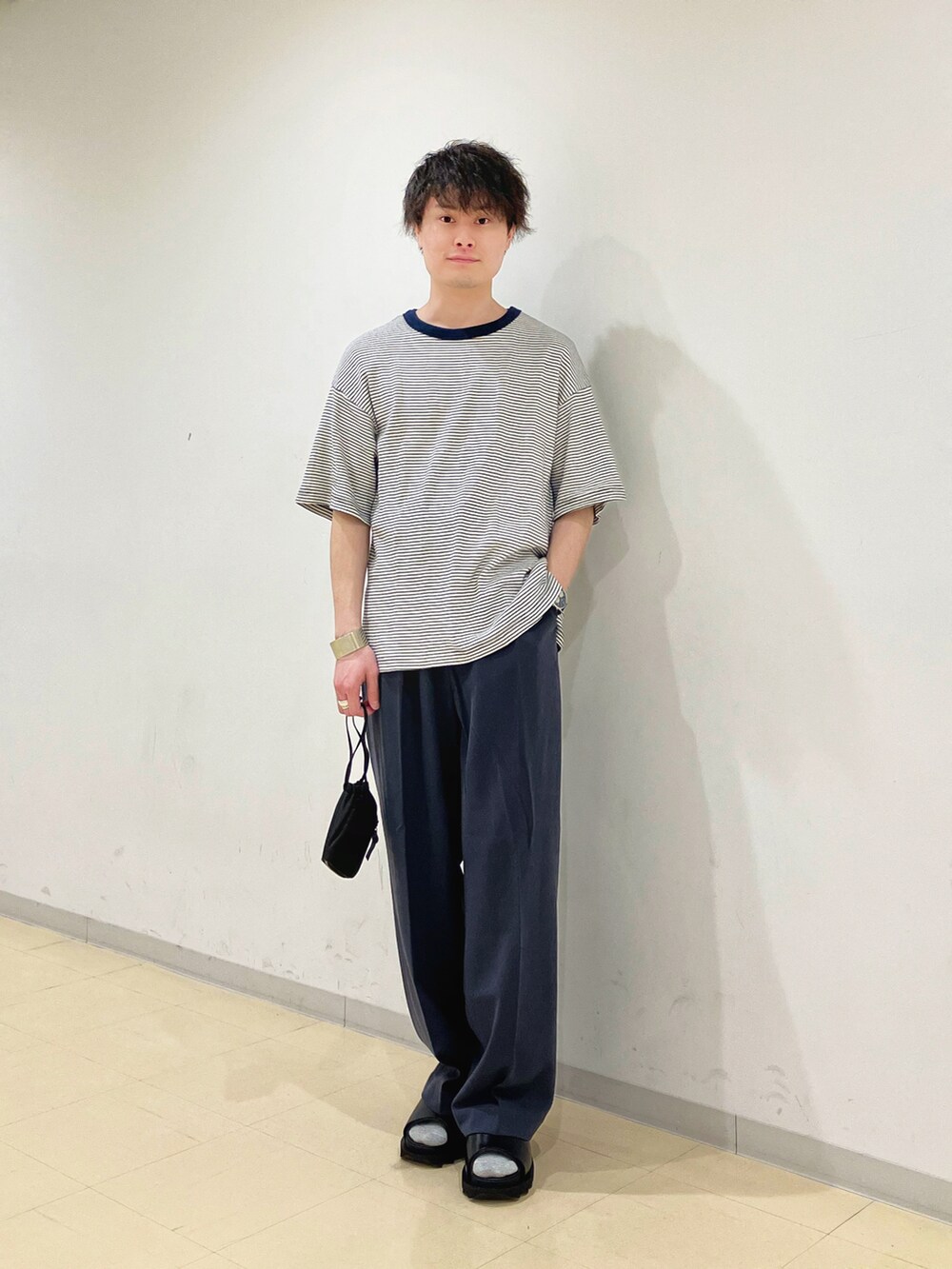 ホワイト系のシャツ/ブラウス、グレー系のスラックス、ブラック系のその他シューズを着用したメンズの春コーディネートの4枚目の写真