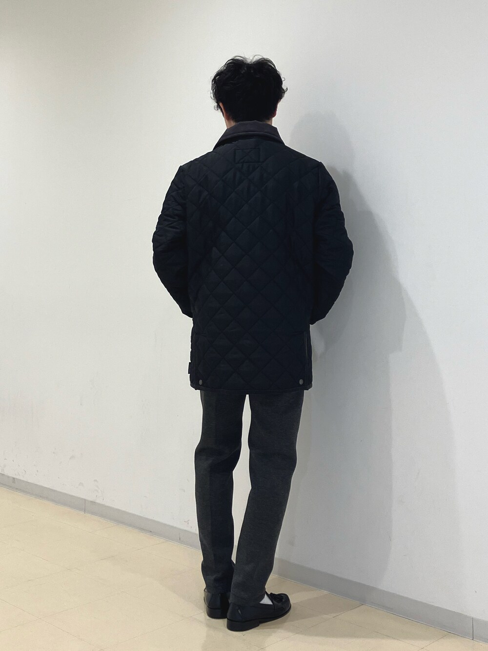 ブラック系のブルゾン、ブラック系のニット/セーター、グレー系のその他パンツを着用したメンズの冬コーディネートの3枚目の写真