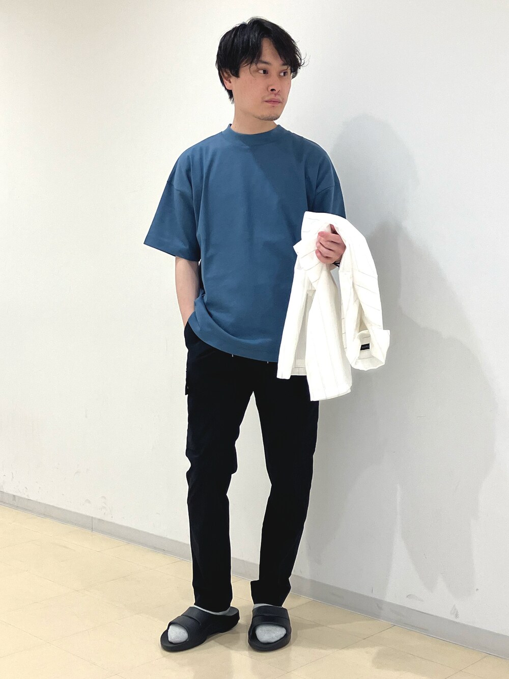 ブルー系のTシャツ/カットソー、ホワイト系のシャツ/ブラウス、ブルー系のカーゴパンツを着用したメンズの春コーディネートの4枚目の写真