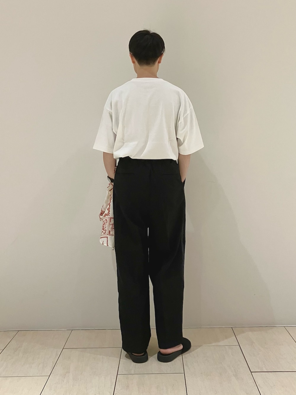ホワイト系のTシャツ/カットソー、ブラック系のその他パンツ、その他のシャツ/ブラウスを着用したメンズの夏コーディネートの3枚目の写真