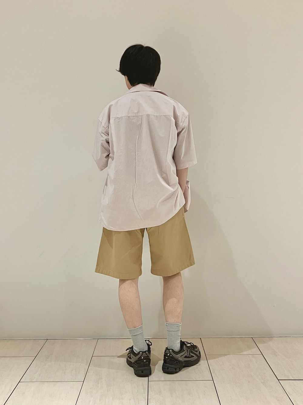 パープル系のシャツ/ブラウス、その他のTシャツ/カットソー、ベージュ系のその他パンツを着用したメンズの夏コーディネートの3枚目の写真