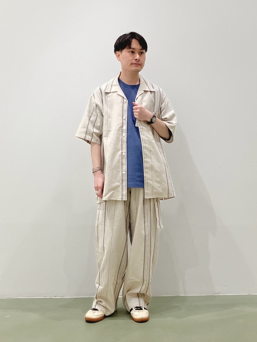ブルー系のTシャツ/カットソー、その他のシャツ/ブラウス、その他のスラックスを着用したメンズの夏コーディネートの4枚目の写真