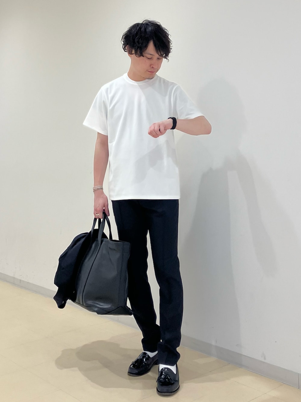 ホワイト系のTシャツ/カットソー、ブルー系のスーツジャケット、ブラック系のトートバッグを着用したメンズの夏コーディネートの5枚目の写真