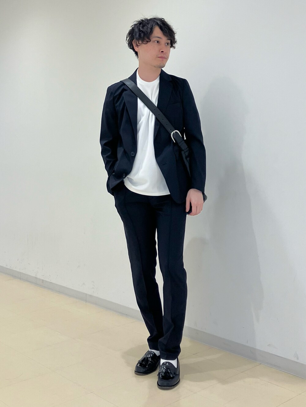 ホワイト系のTシャツ/カットソー、ブルー系のスーツジャケット、ブラック系のトートバッグを着用したメンズの夏コーディネートの3枚目の写真