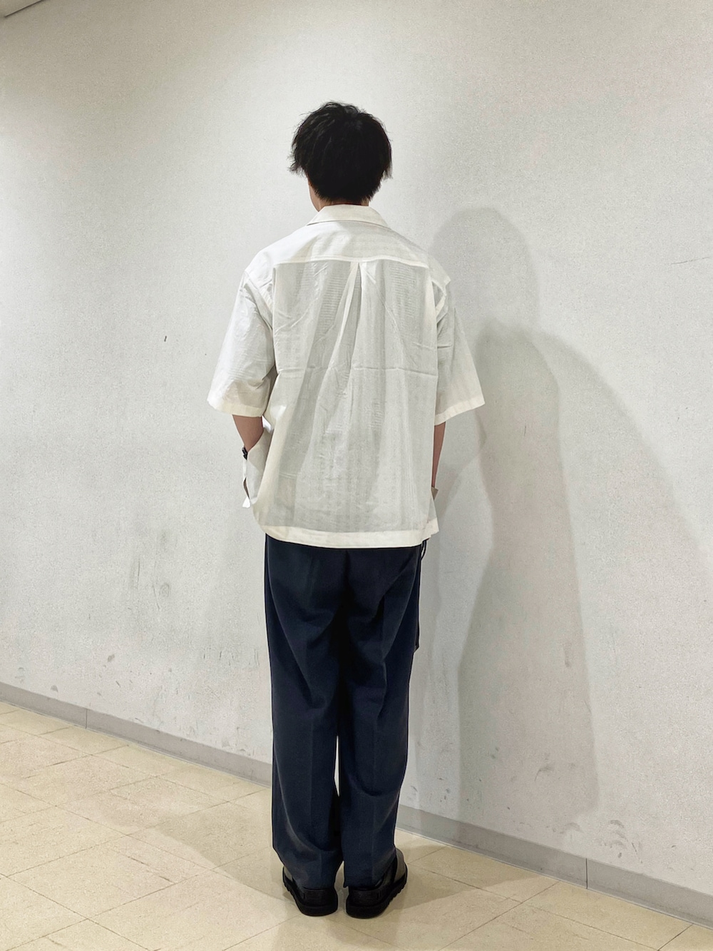 ホワイト系のシャツ/ブラウス、グレー系のスラックス、ブラック系のその他シューズを着用したメンズの春コーディネートの3枚目の写真