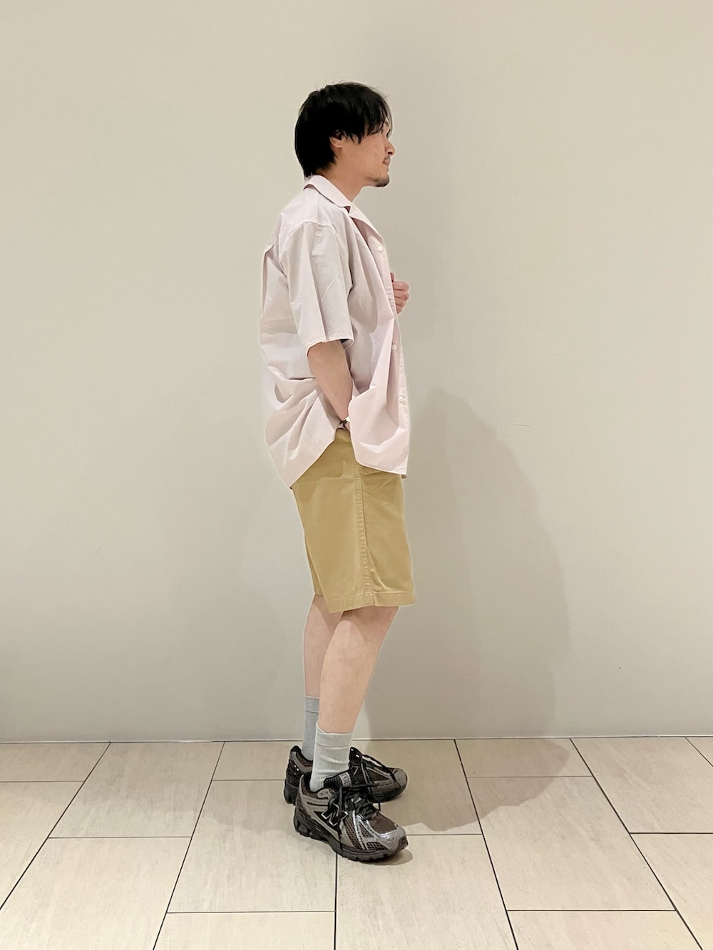 パープル系のシャツ/ブラウス、その他のTシャツ/カットソー、ベージュ系のその他パンツを着用したメンズの夏コーディネートの2枚目の写真