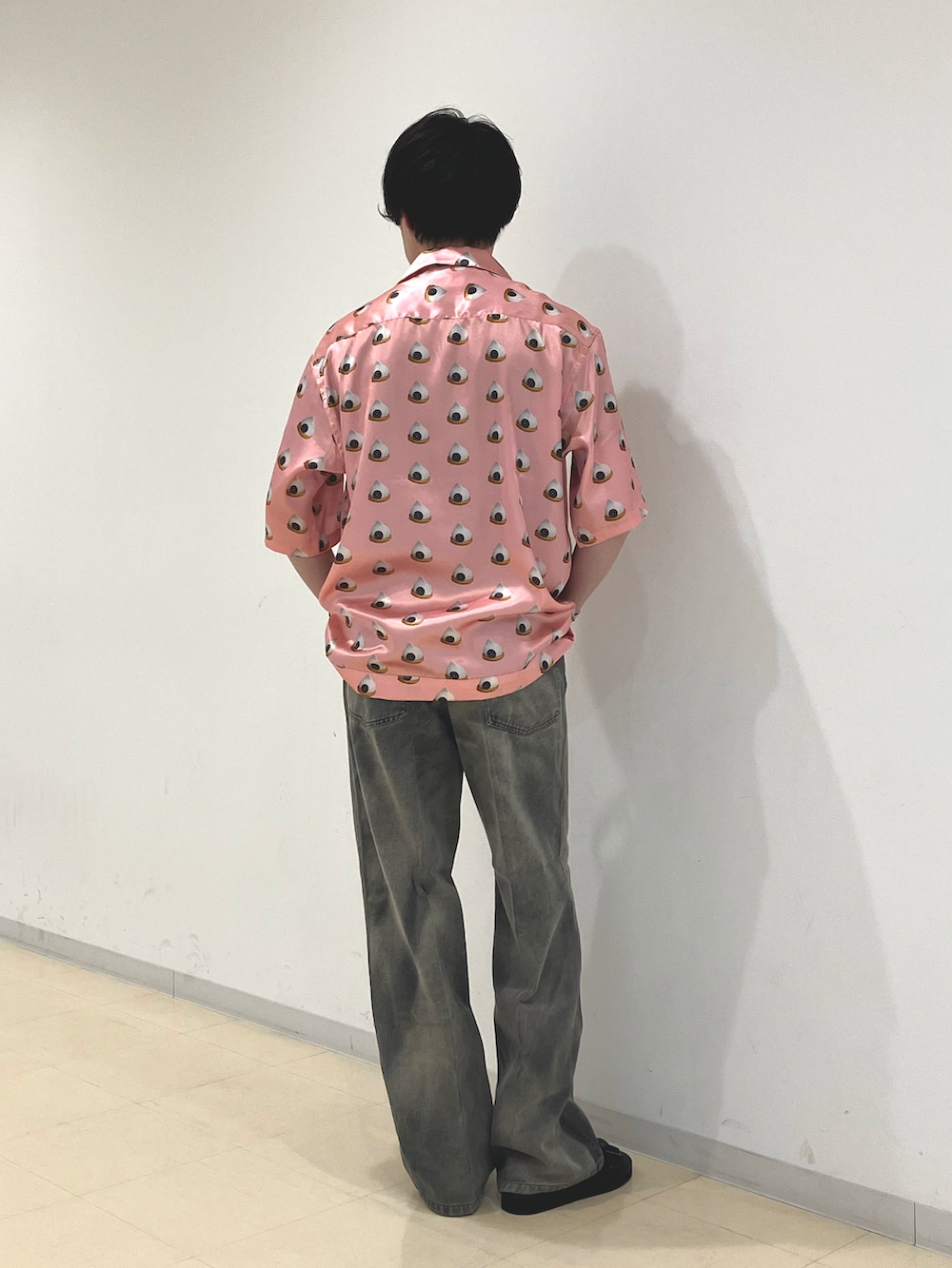 ピンク系のシャツ/ブラウス、ブラック系のデニムパンツ、ブラック系のサンダルを着用したメンズの夏コーディネートの3枚目の写真