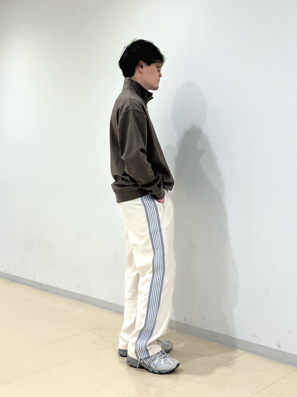 ブラウン系のスウェット、ベージュ系のパンツ、グレー系のスニーカーを着用したメンズの春コーディネートの3枚目の写真