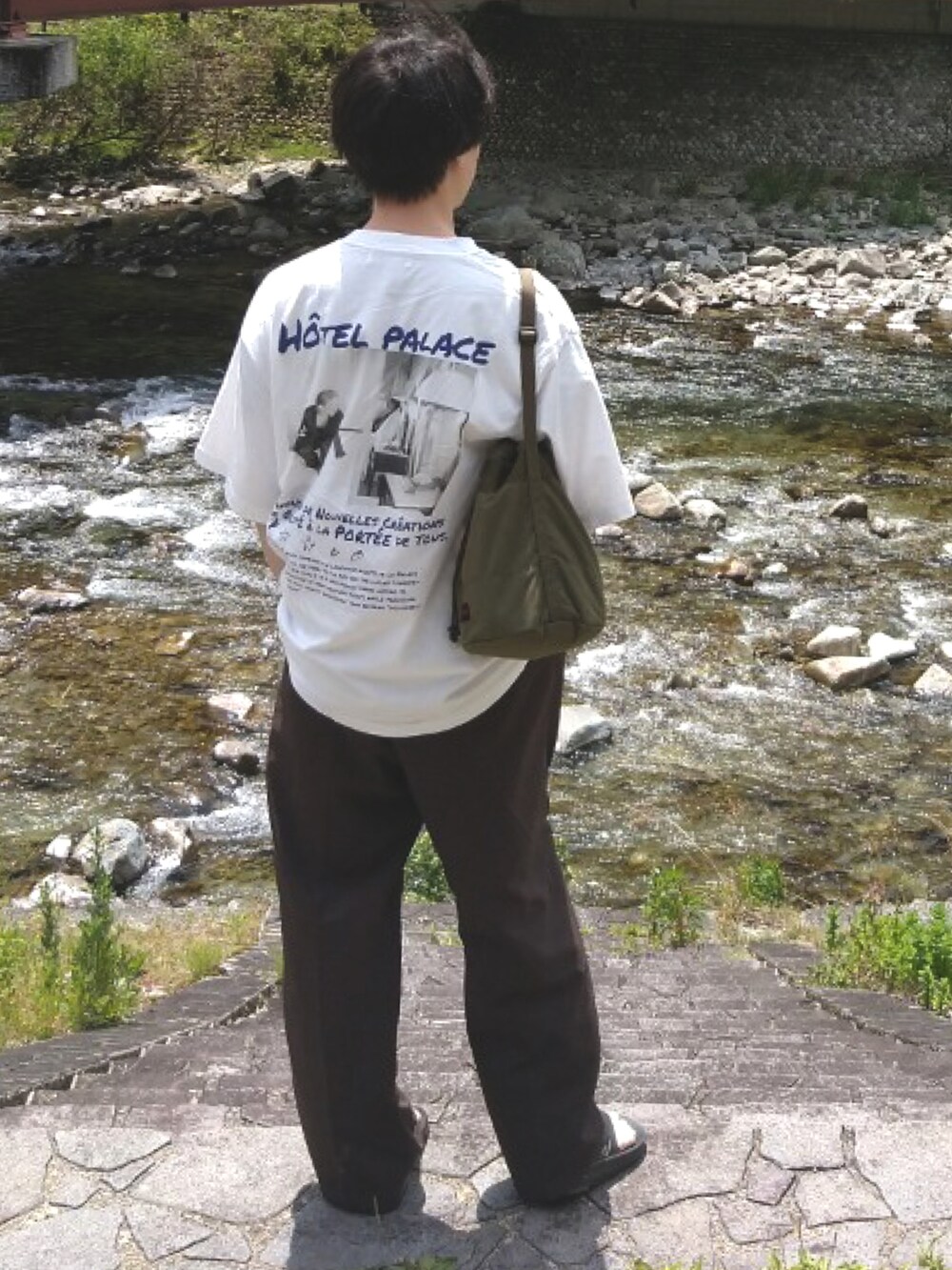 ブルー系のシャツ/ブラウス、ホワイト系のTシャツ/カットソー、グリーン系のショルダーバッグを着用したメンズの夏コーディネートの2枚目の写真