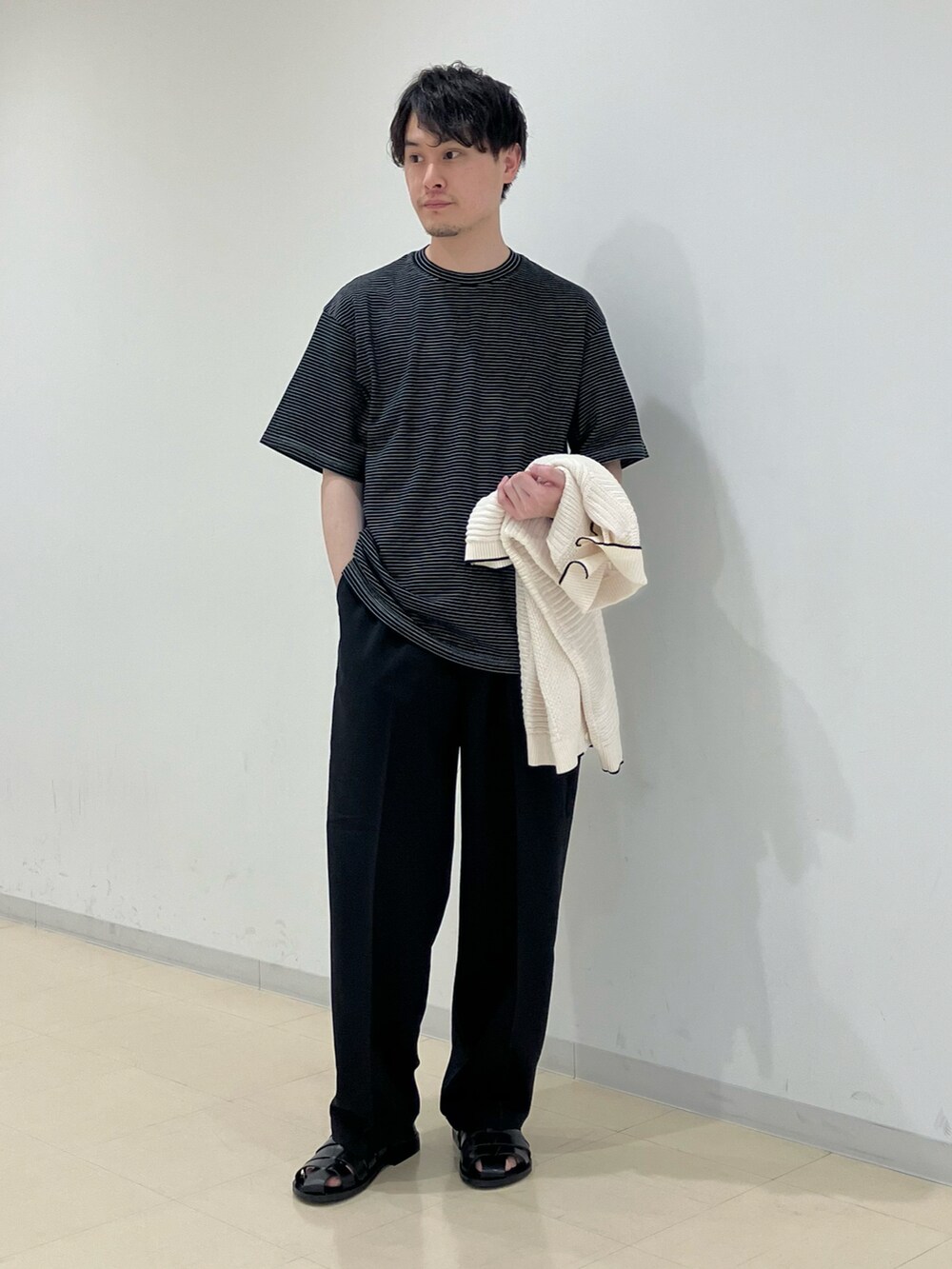 ホワイト系のニット/セーター、その他のTシャツ/カットソー、ブラック系のスラックスを着用したメンズの春コーディネートの4枚目の写真