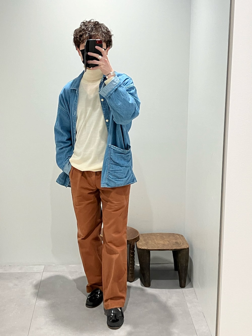 ホワイト系のニット/セーター、ブルー系のシャツ/ブラウス、ブラウン系のパンツを着用したメンズの冬コーディネートの4枚目の写真