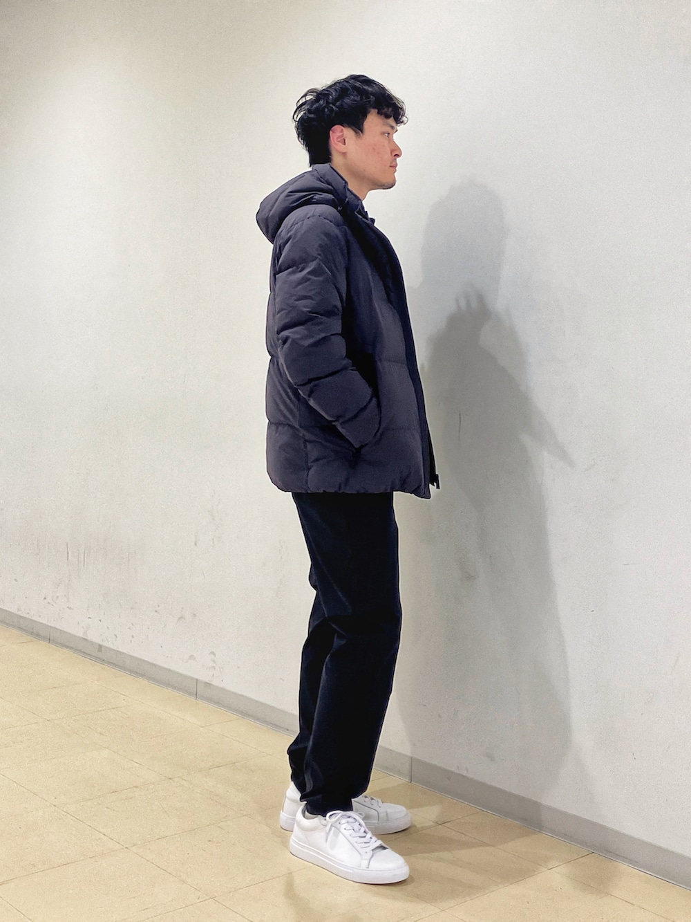 ブラウン系のスウェット、グレー系のダウンジャケット/コート、ブラック系のその他パンツを着用したメンズの秋コーディネートの2枚目の写真