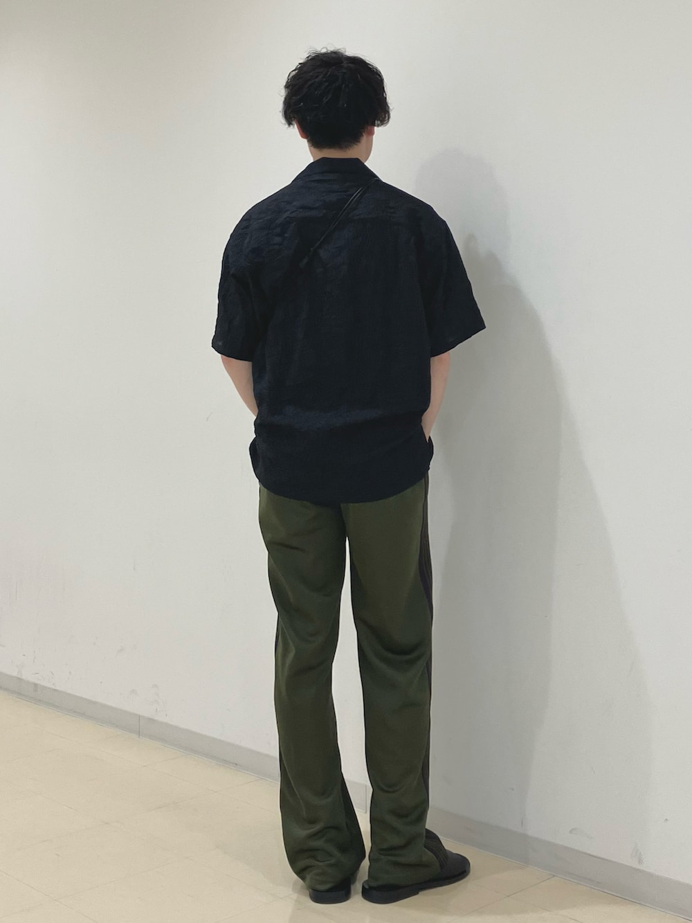 「nano・universe、ナノユニバース、kimmy、NEEDLES、トラックパンツ、半袖シャツ、ポーチ、iTTi、サンダル、レザーサンダル、カーキ、ドメスティックブランド、タカシマヤゲートタワーモール、名古屋、低身長」｜「kimmyのアイテム（シャツ/ブラウス、ブラック系）」を使った、Hiroki.yさん（メンズ・164cm）の夏コーディネートの3枚目の写真