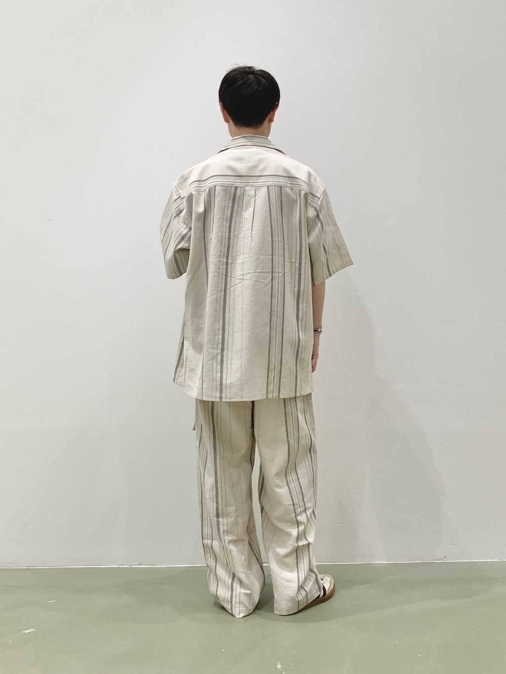 その他のシャツ/ブラウス、ブルー系のTシャツ/カットソー、その他のスラックスを着用したメンズの夏コーディネートの3枚目の写真