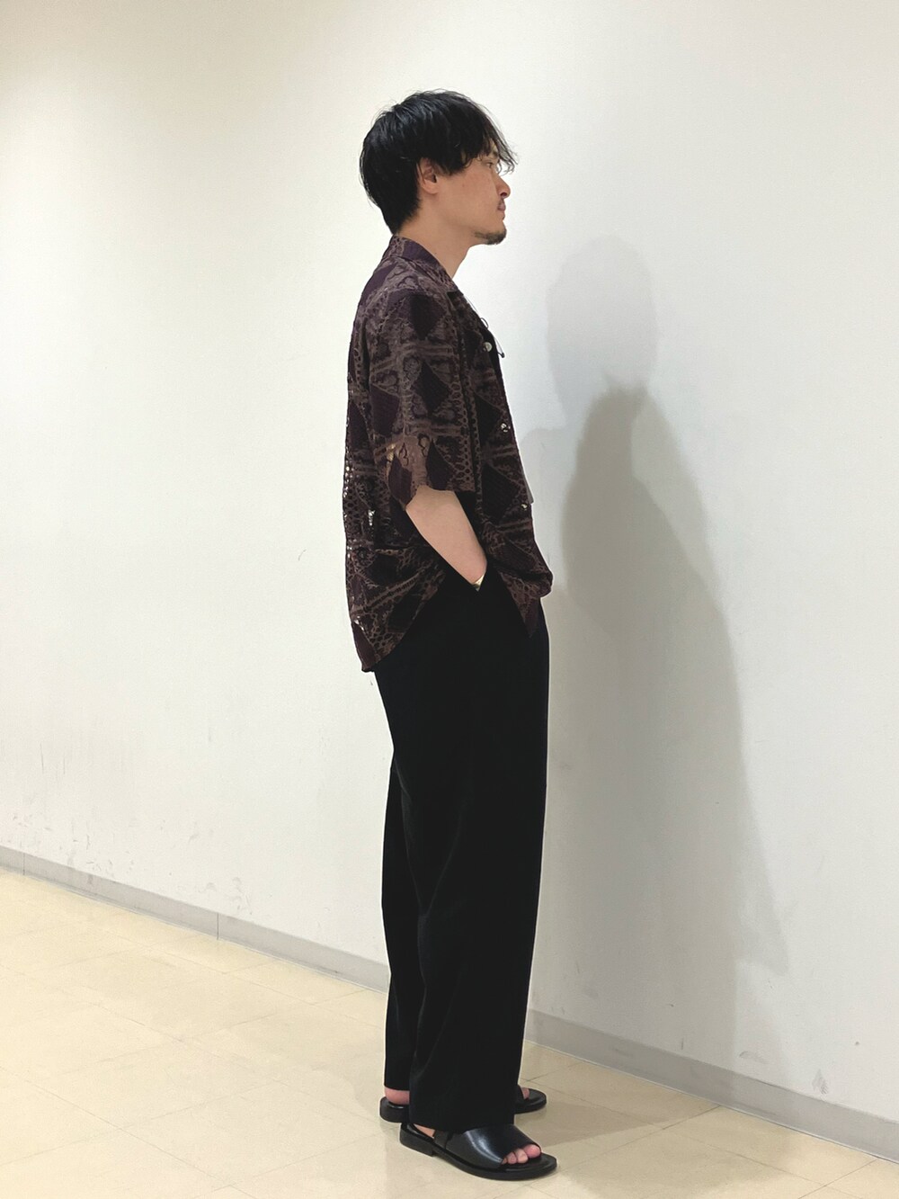 グレー系のTシャツ/カットソー、ブラウン系のシャツ/ブラウス、ブラック系のパンツを着用したメンズの夏コーディネートの3枚目の写真