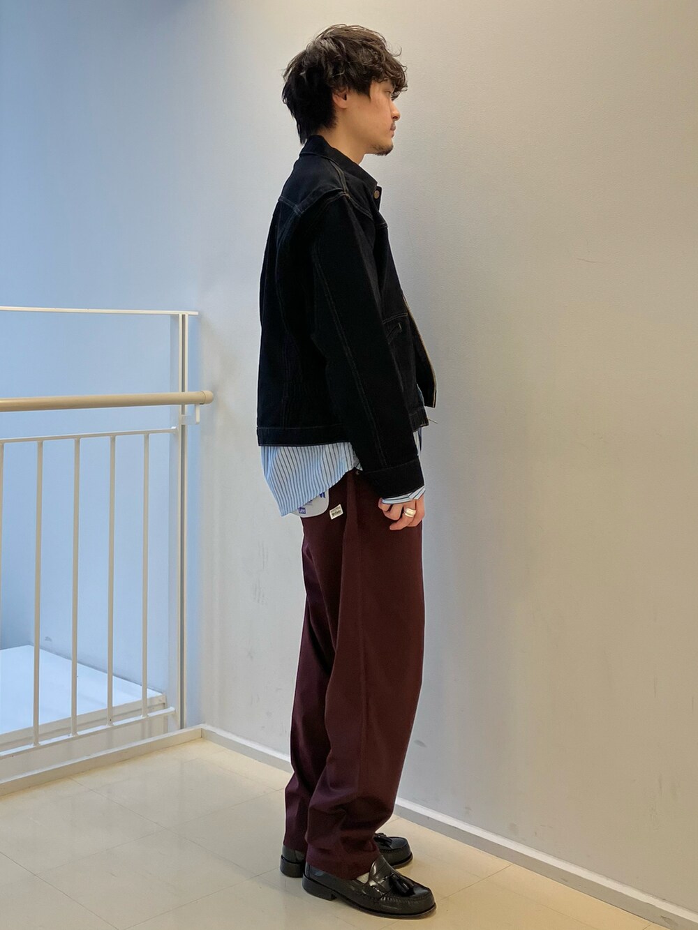 「nano・universe、ナノユニバース、デニムジャケット、Wrangler、LEE、シャツスタイル、重ね着、レイヤードスタイル、ローファー、春物、大人カジュアル、低身長、名古屋、ストライプ、きれいめカジュアル」｜「WranglerのWrangler/別注 11 MJZ JACKET(セットアップ可)（デニムジャケット、ブラック系）」を使った、Hiroki.yさん（メンズ・164cm）の冬コーディネートの2枚目の写真