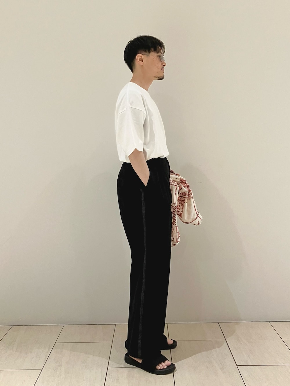 ホワイト系のTシャツ/カットソー、ブラック系のその他パンツ、その他のシャツ/ブラウスを着用したメンズの夏コーディネートの2枚目の写真