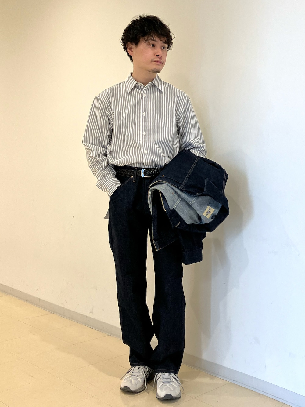 ブルー系のデニムジャケット、グレー系のシャツ/ブラウス、ブルー系のデニムパンツを着用したメンズの春コーディネートの4枚目の写真