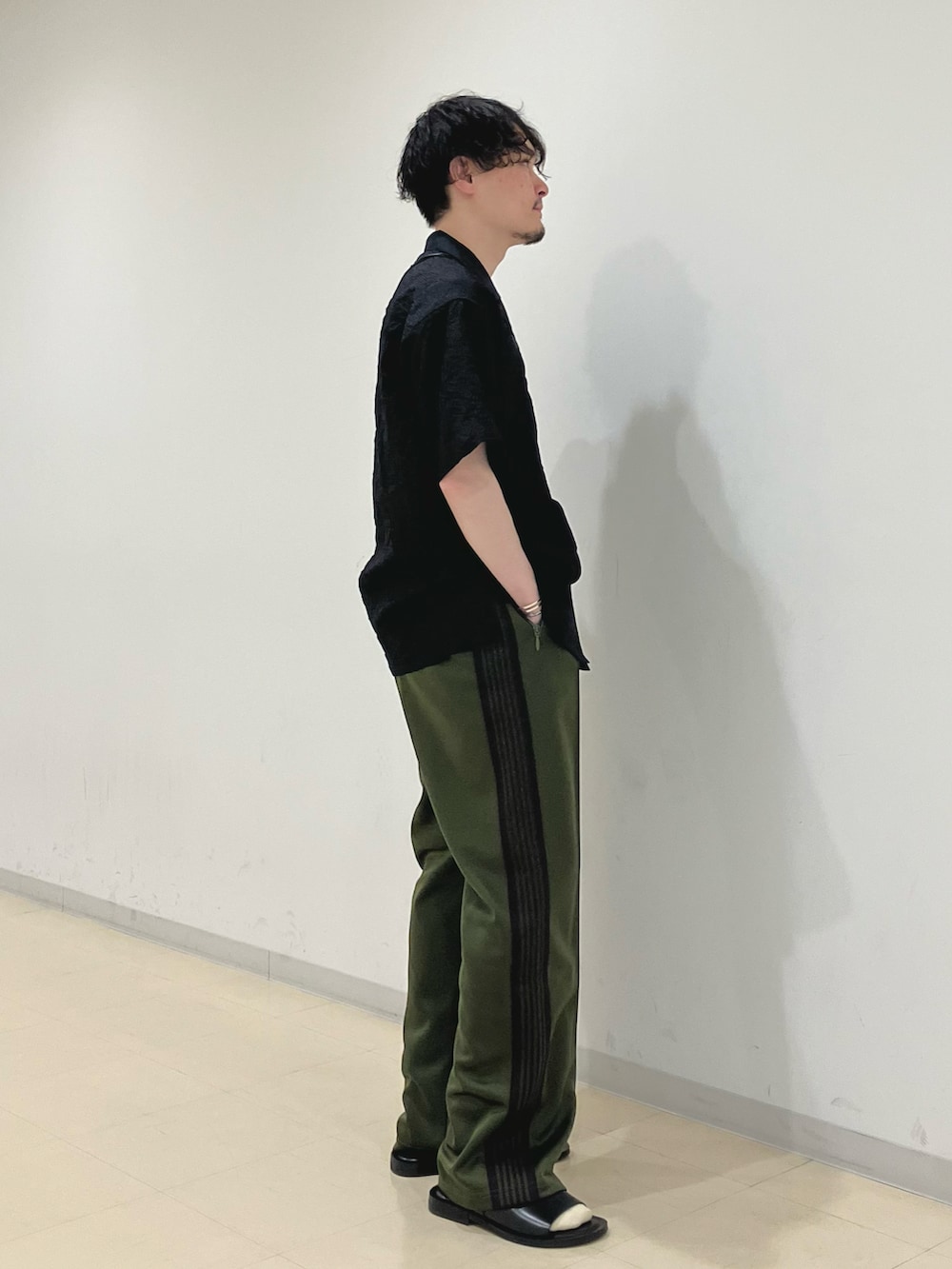 「nano・universe、ナノユニバース、kimmy、NEEDLES、トラックパンツ、半袖シャツ、ポーチ、iTTi、サンダル、レザーサンダル、カーキ、ドメスティックブランド、タカシマヤゲートタワーモール、名古屋、低身長」｜「kimmyのアイテム（シャツ/ブラウス、ブラック系）」を使った、Hiroki.yさん（メンズ・164cm）の夏コーディネートの2枚目の写真