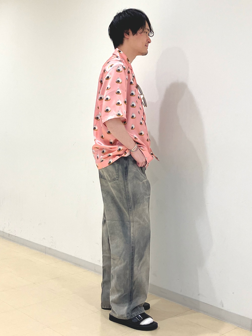 ピンク系のシャツ/ブラウス、ブラック系のデニムパンツ、ブラック系のサンダルを着用したメンズの夏コーディネートの2枚目の写真