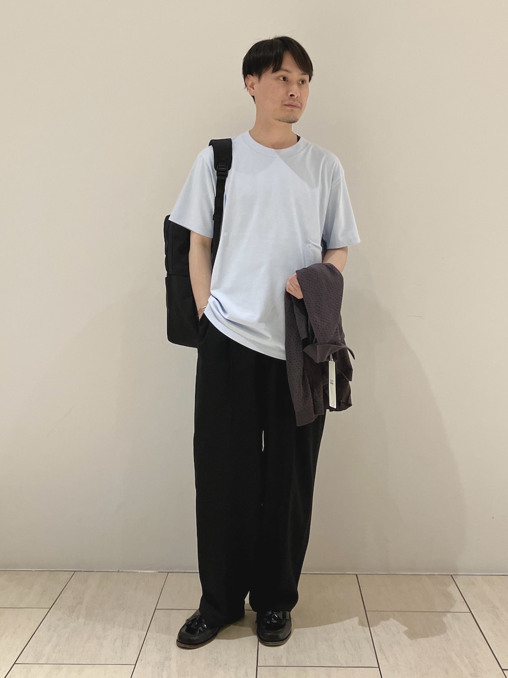 グレー系のポロシャツ、ブルー系のTシャツ/カットソー、ブラック系のその他パンツを着用したメンズの夏コーディネートの5枚目の写真