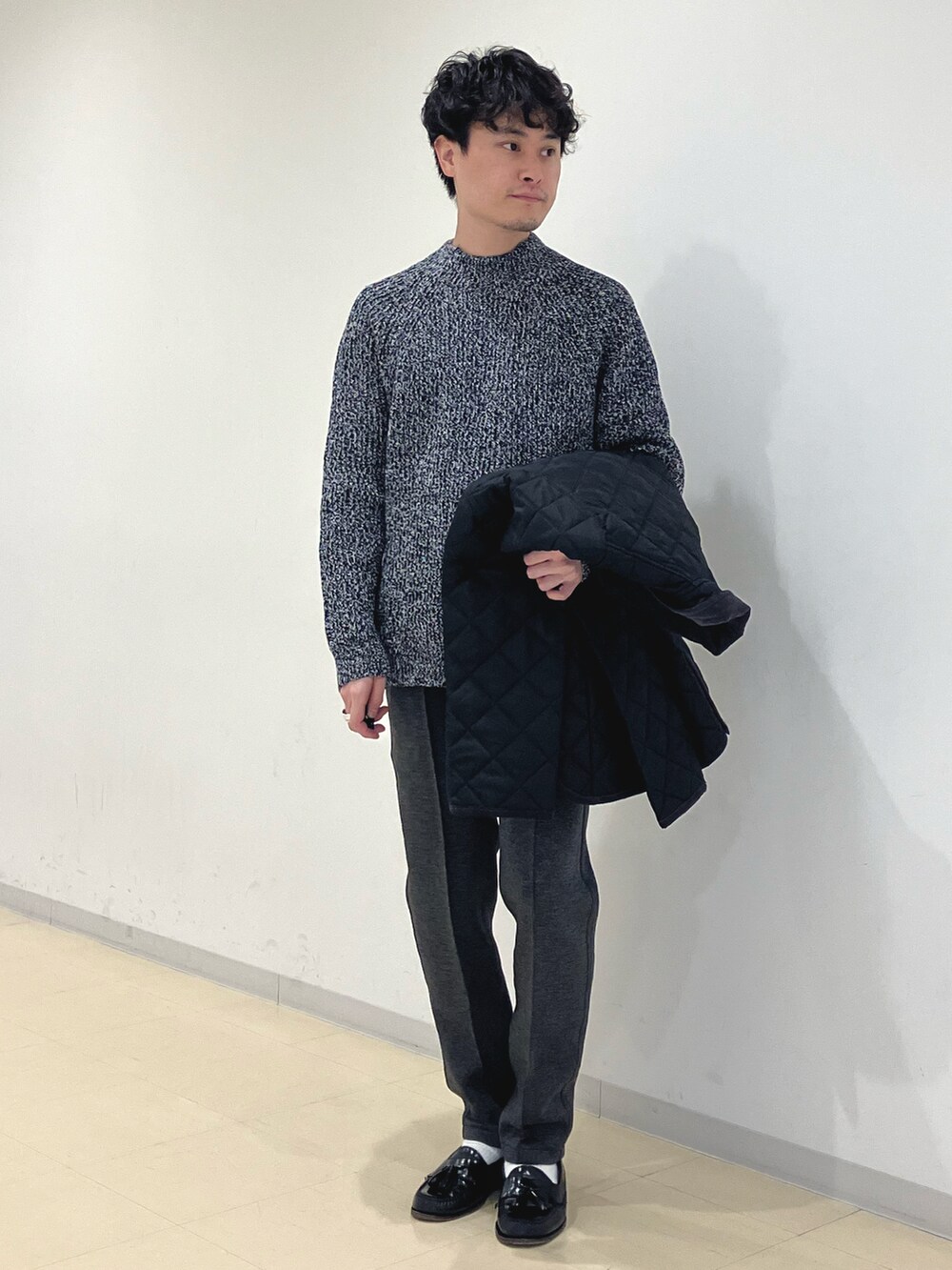 ブラック系のブルゾン、ブラック系のニット/セーター、グレー系のその他パンツを着用したメンズの冬コーディネートの4枚目の写真