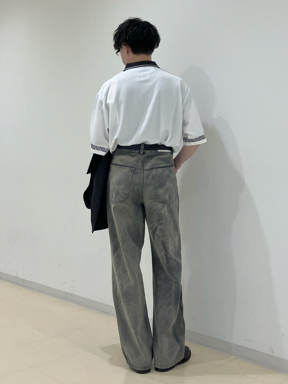 ホワイト系のシャツ/ブラウス、ブラック系のテーラードジャケット、ブラック系のデニムパンツを着用したメンズの夏コーディネートの3枚目の写真