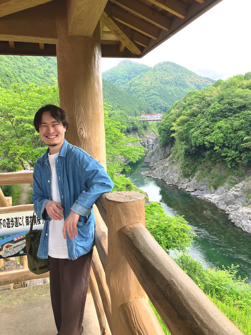 ブルー系のシャツ/ブラウス、ホワイト系のTシャツ/カットソー、グリーン系のショルダーバッグを着用したメンズの夏コーディネートの3枚目の写真