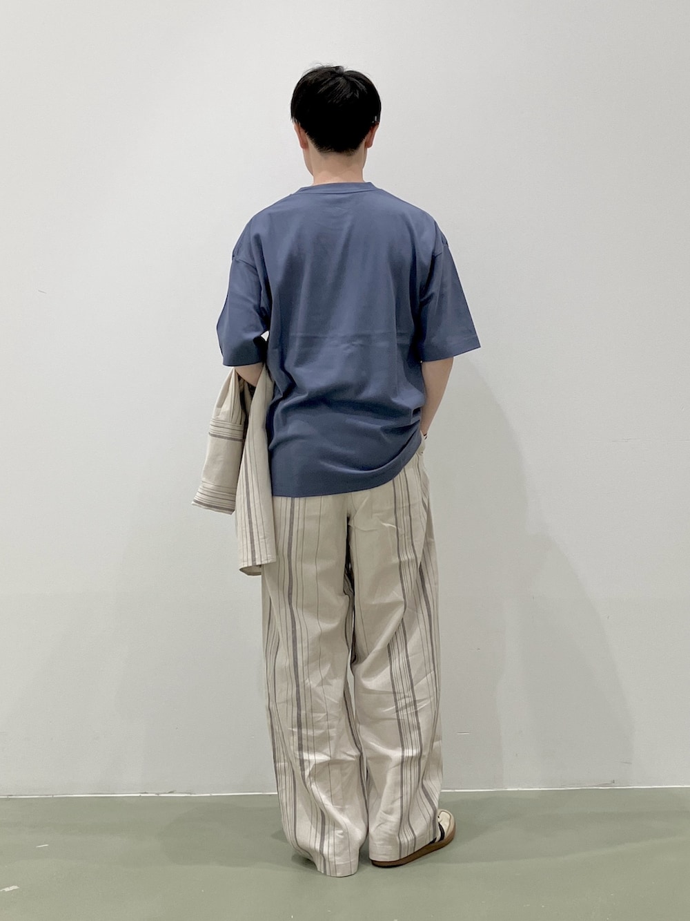 ブルー系のTシャツ/カットソー、その他のシャツ/ブラウス、その他のスラックスを着用したメンズの夏コーディネートの3枚目の写真