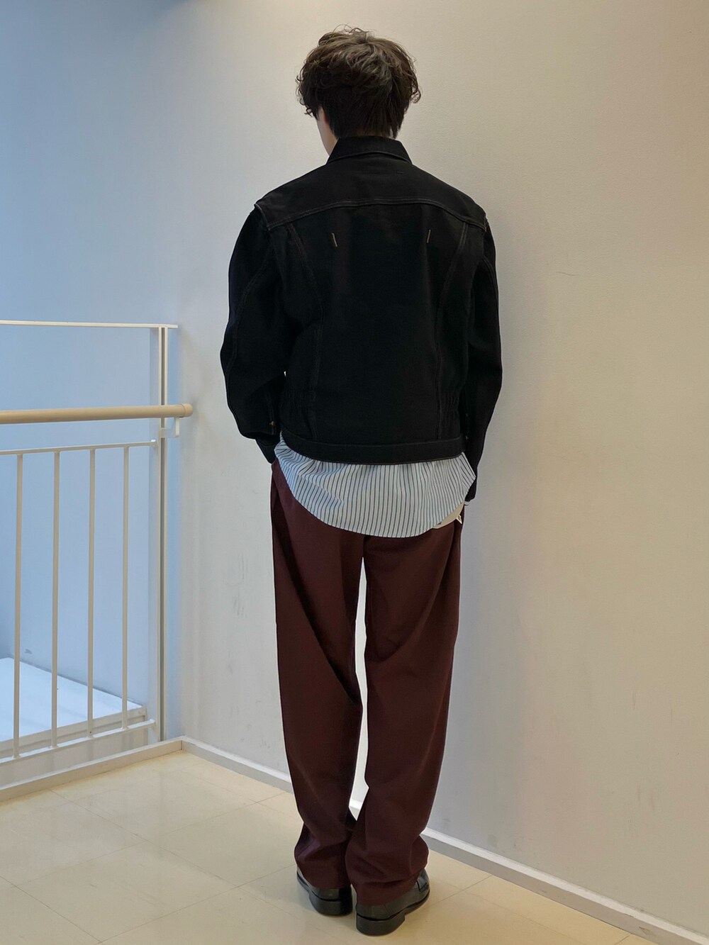 「nano・universe、ナノユニバース、デニムジャケット、Wrangler、LEE、シャツスタイル、重ね着、レイヤードスタイル、ローファー、春物、大人カジュアル、低身長、名古屋、ストライプ、きれいめカジュアル」｜「WranglerのWrangler/別注 11 MJZ JACKET(セットアップ可)（デニムジャケット、ブラック系）」を使った、Hiroki.yさん（メンズ・164cm）の冬コーディネートの3枚目の写真