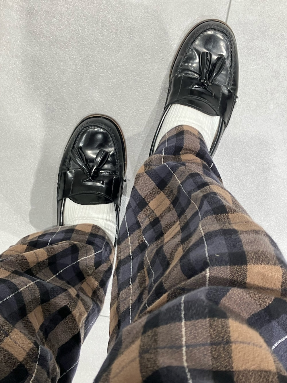 オレンジ系のスウェット、ブラック系のブルゾン、ブルー系のその他パンツを着用したメンズの冬コーディネートの2枚目の写真