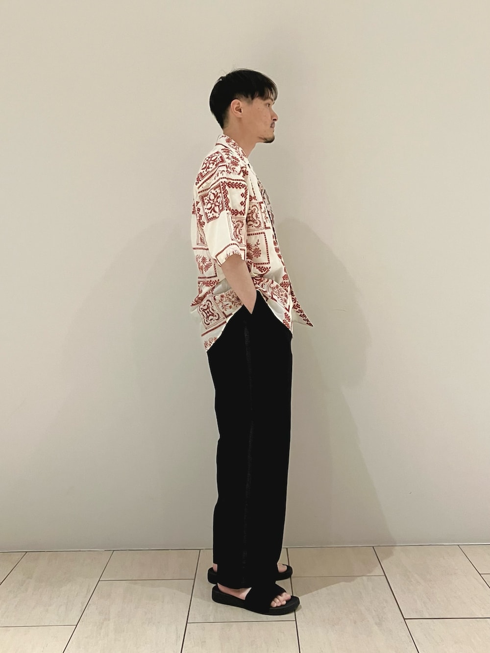 その他のシャツ/ブラウス、ホワイト系のTシャツ/カットソー、ブラック系のその他パンツを着用したメンズの夏コーディネートの2枚目の写真