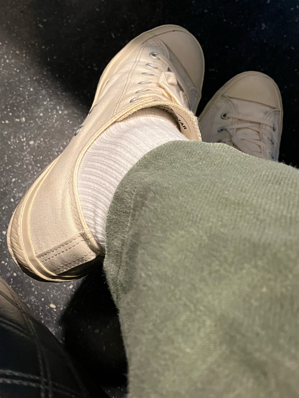 「nano・universe、ナノユニバース、FRUIT OF THE LOOM、古着MIX、古着、古着コーデ、ベイカーパンツ、Moonstar、SHOES LIKE POTTERY、お出かけコーデ、休日スタイル、夏コーデ」｜「FRUIT OF THE LOOMのアイテム（Tシャツ/カットソー、ホワイト系）」を使った、Hiroki.yさん（メンズ・164cm）の夏コーディネートの2枚目の写真