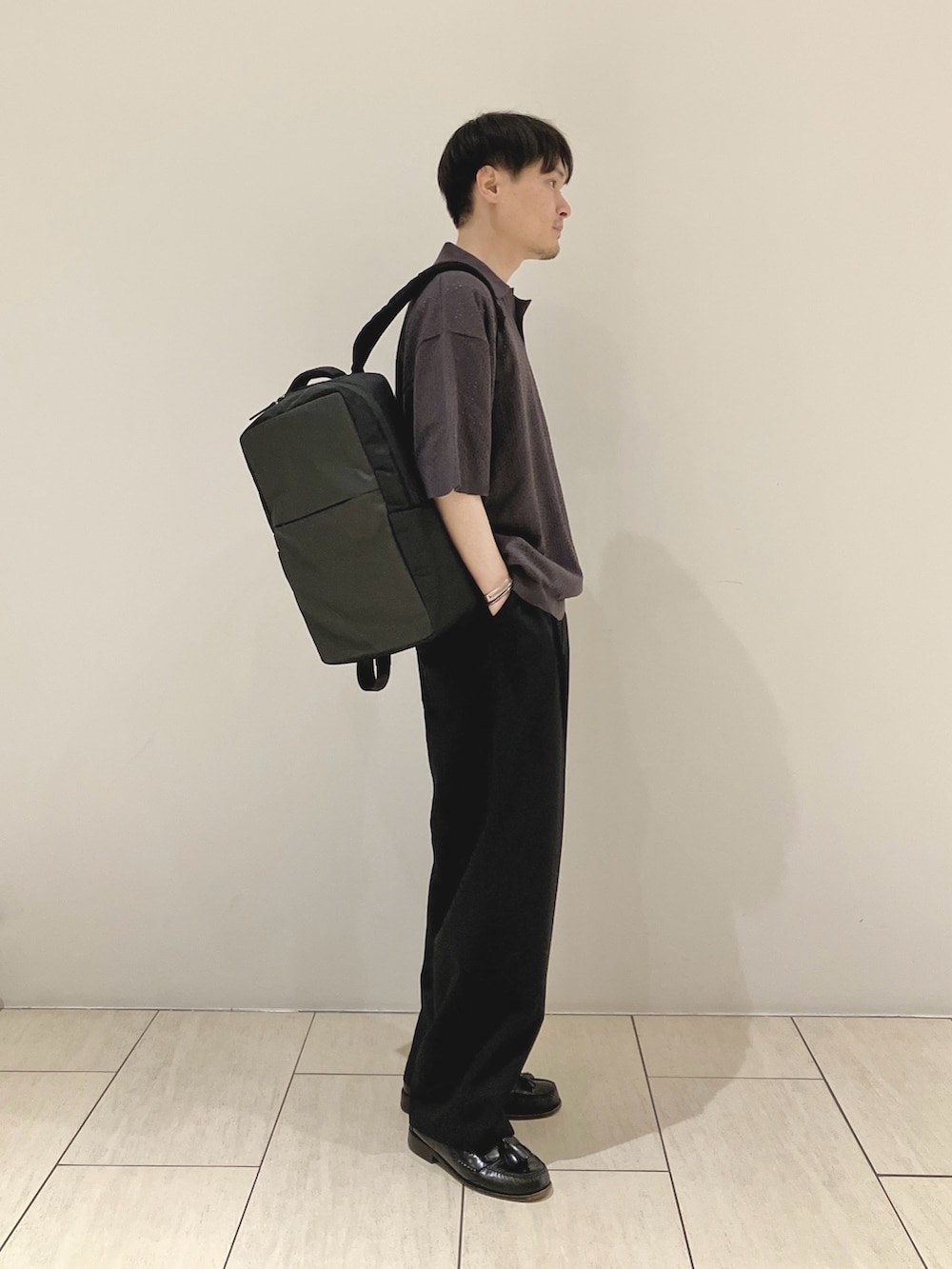グレー系のポロシャツ、ブルー系のTシャツ/カットソー、ブラック系のその他パンツを着用したメンズの夏コーディネートの2枚目の写真