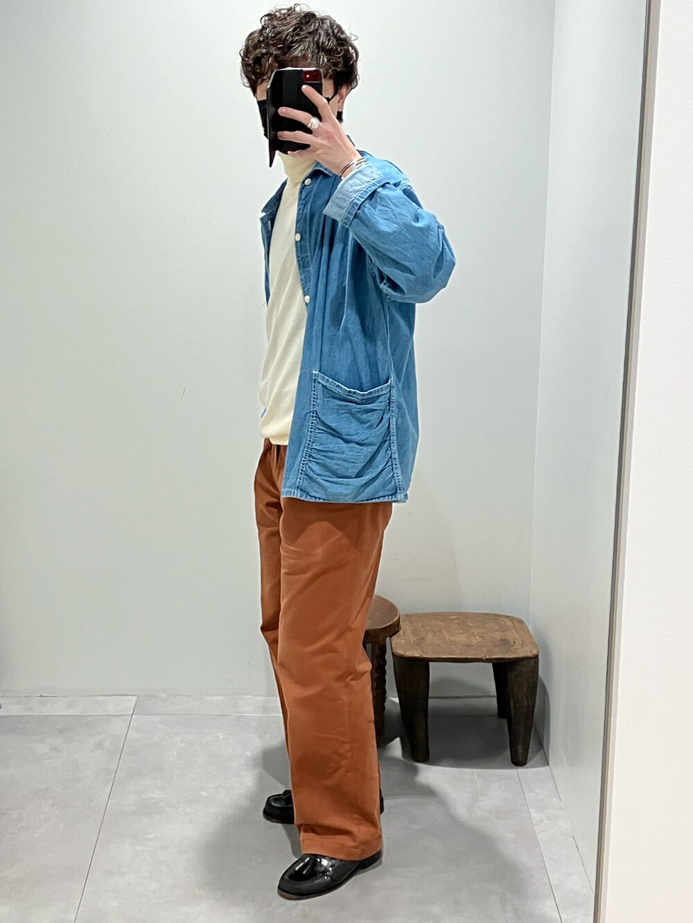 ホワイト系のニット/セーター、ブルー系のシャツ/ブラウス、ブラウン系のパンツを着用したメンズの冬コーディネートの3枚目の写真