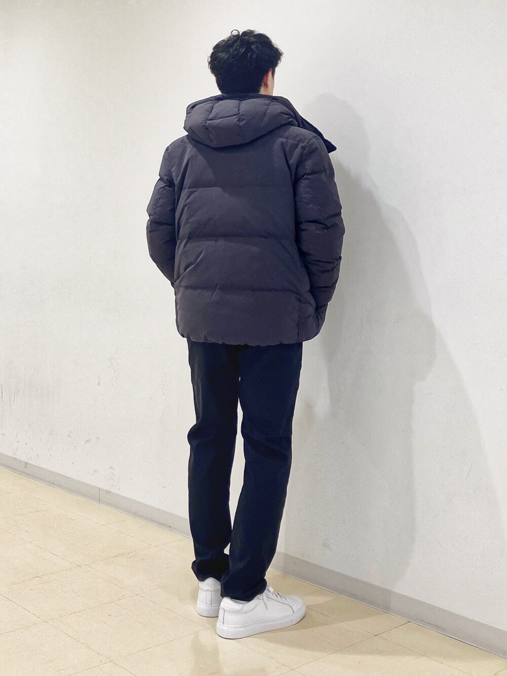 ブラウン系のスウェット、グレー系のダウンジャケット/コート、ブラック系のその他パンツを着用したメンズの秋コーディネートの3枚目の写真