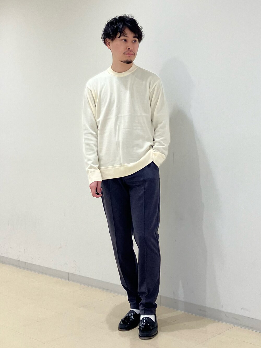 ベージュ系のニット/セーター、グレー系のスーツジャケット、グレー系のスーツパンツを着用したメンズの冬コーディネートの4枚目の写真