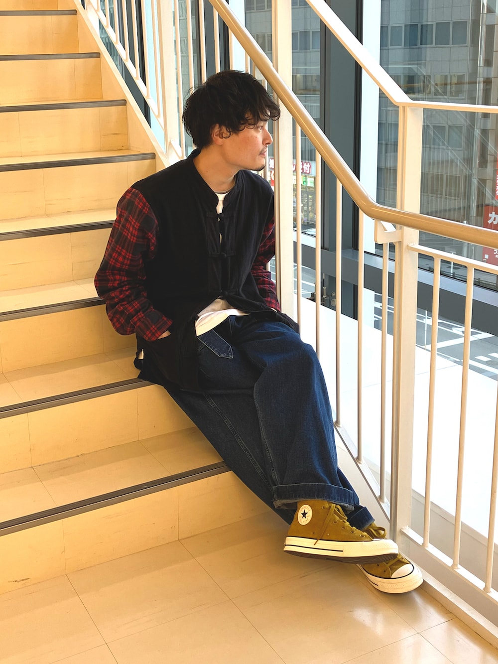 ブラック系のシャツ/ブラウス、ホワイト系のTシャツ/カットソー、ブルー系のデニムパンツを着用したメンズの春コーディネートの2枚目の写真