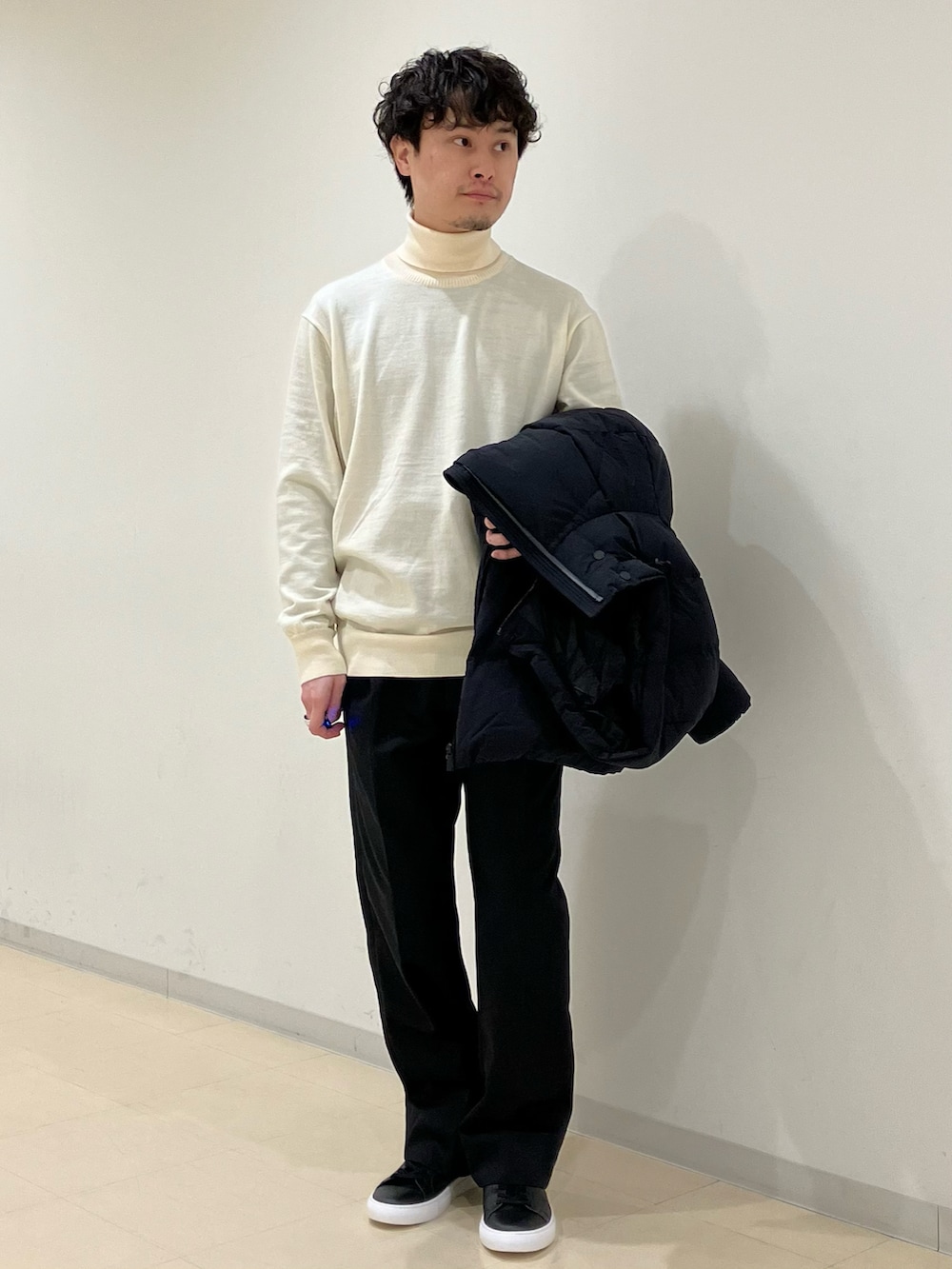 ホワイト系のニット/セーター、ブラック系のダウンジャケット/コート、ブラック系のその他パンツを着用したメンズの冬コーディネートの5枚目の写真