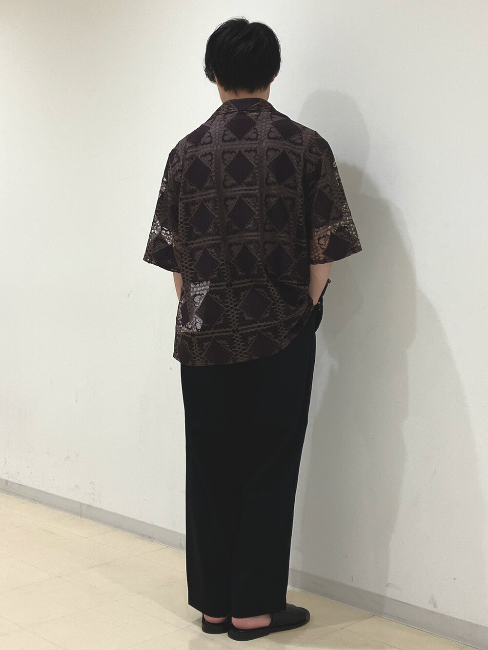 グレー系のTシャツ/カットソー、ブラウン系のシャツ/ブラウス、ブラック系のパンツを着用したメンズの夏コーディネートの4枚目の写真