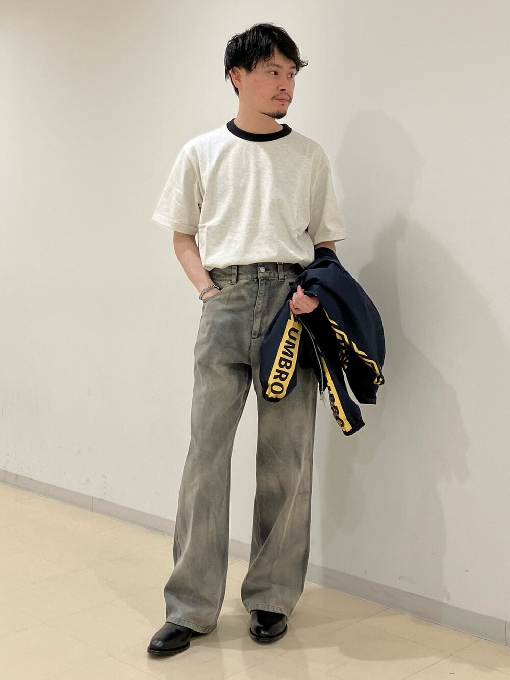 ブルー系のブルゾン、ブラック系のデニムパンツ、ブラック系のブーツを着用したメンズの春コーディネートの5枚目の写真