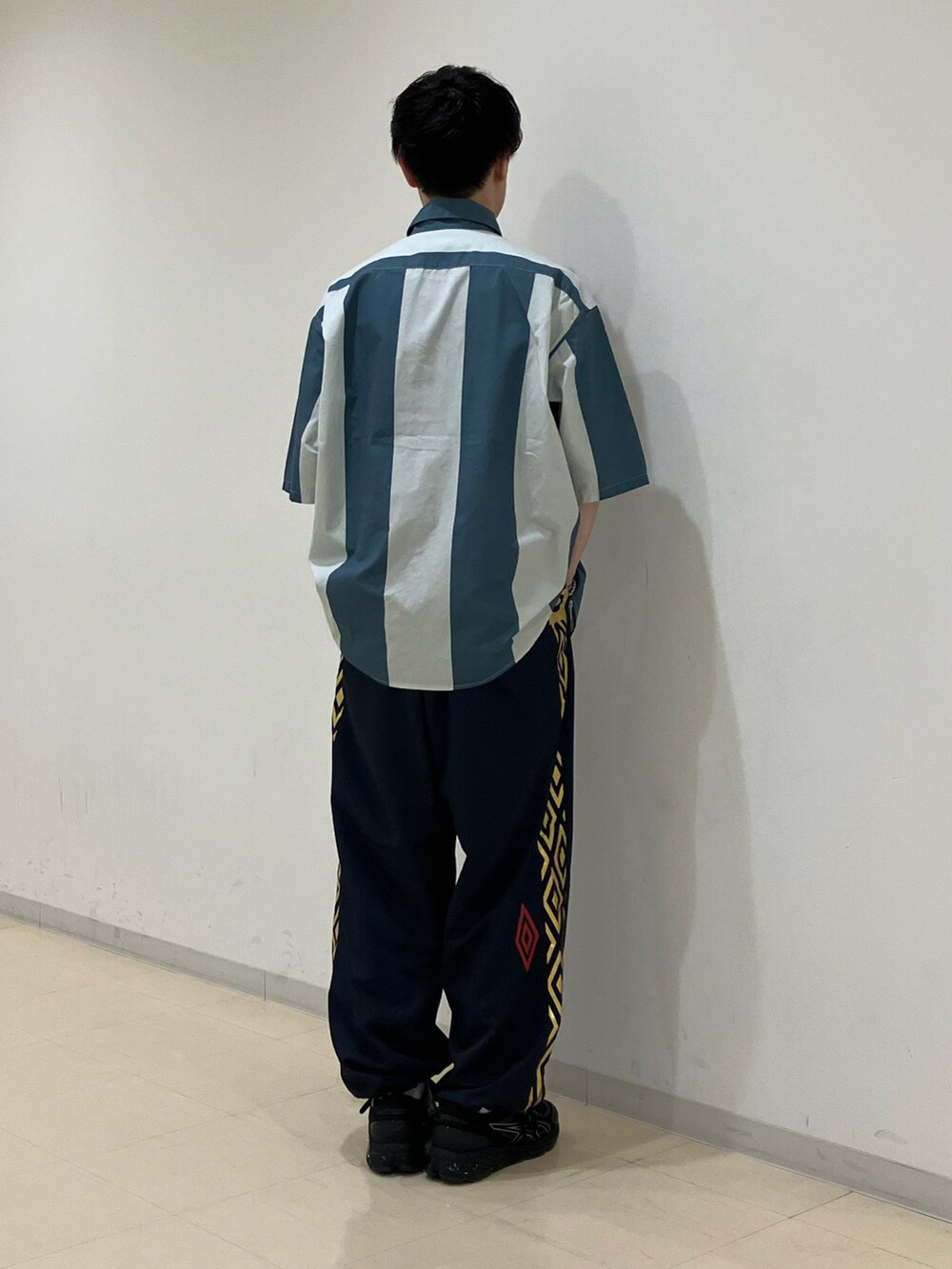 グレー系のシャツ/ブラウス、ブルー系のその他パンツ、ブラック系のスニーカーを着用したメンズの春コーディネートの3枚目の写真