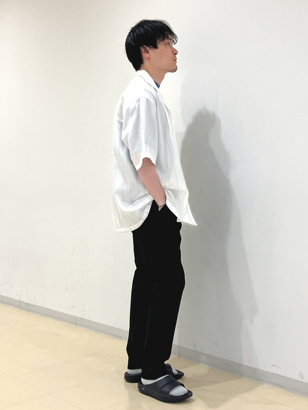 ブルー系のTシャツ/カットソー、ホワイト系のシャツ/ブラウス、ブルー系のカーゴパンツを着用したメンズの春コーディネートの2枚目の写真