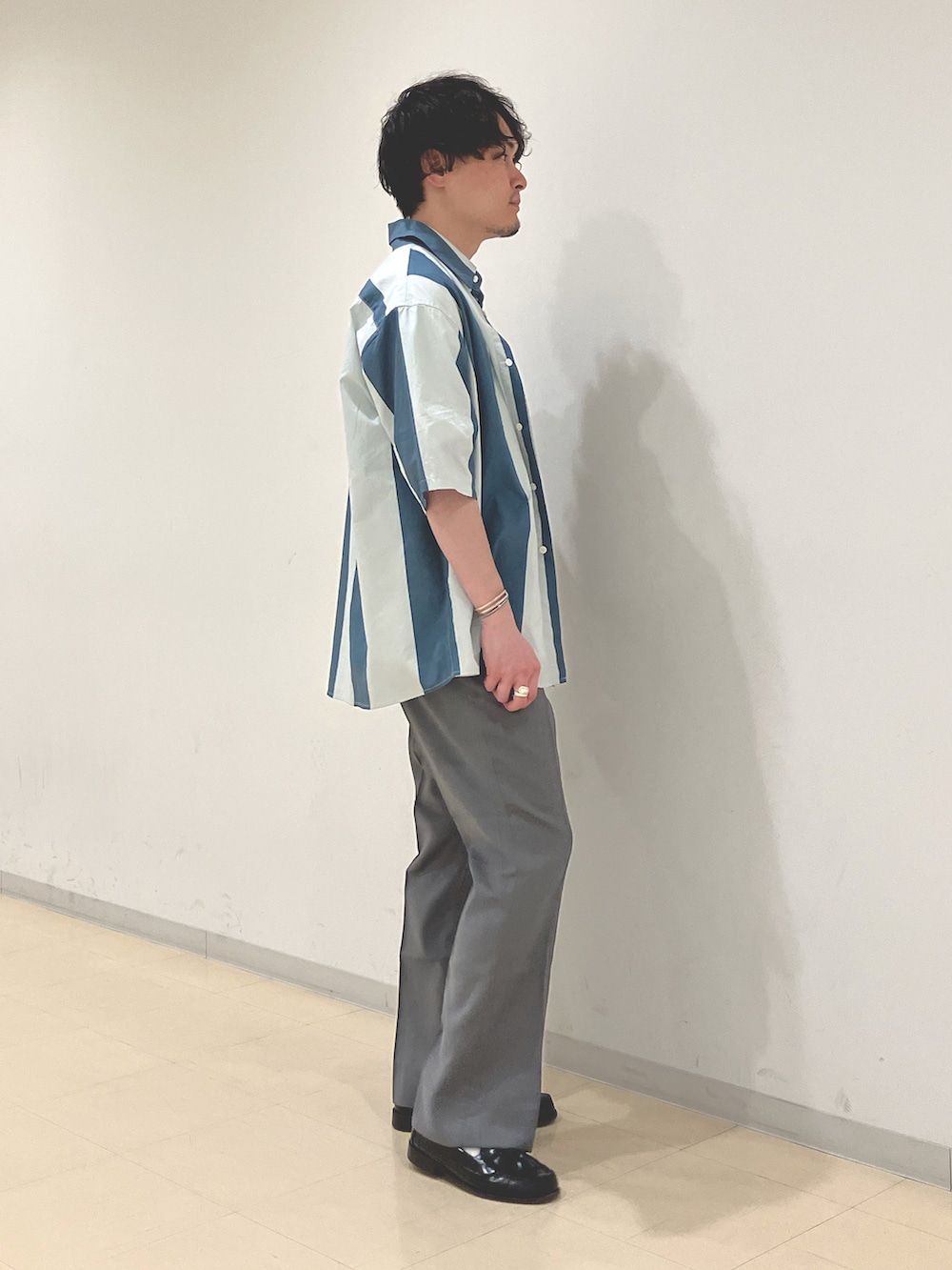 グレー系のシャツ/ブラウス、ホワイト系のTシャツ/カットソー、グレー系のスラックスを着用したメンズの夏コーディネートの2枚目の写真