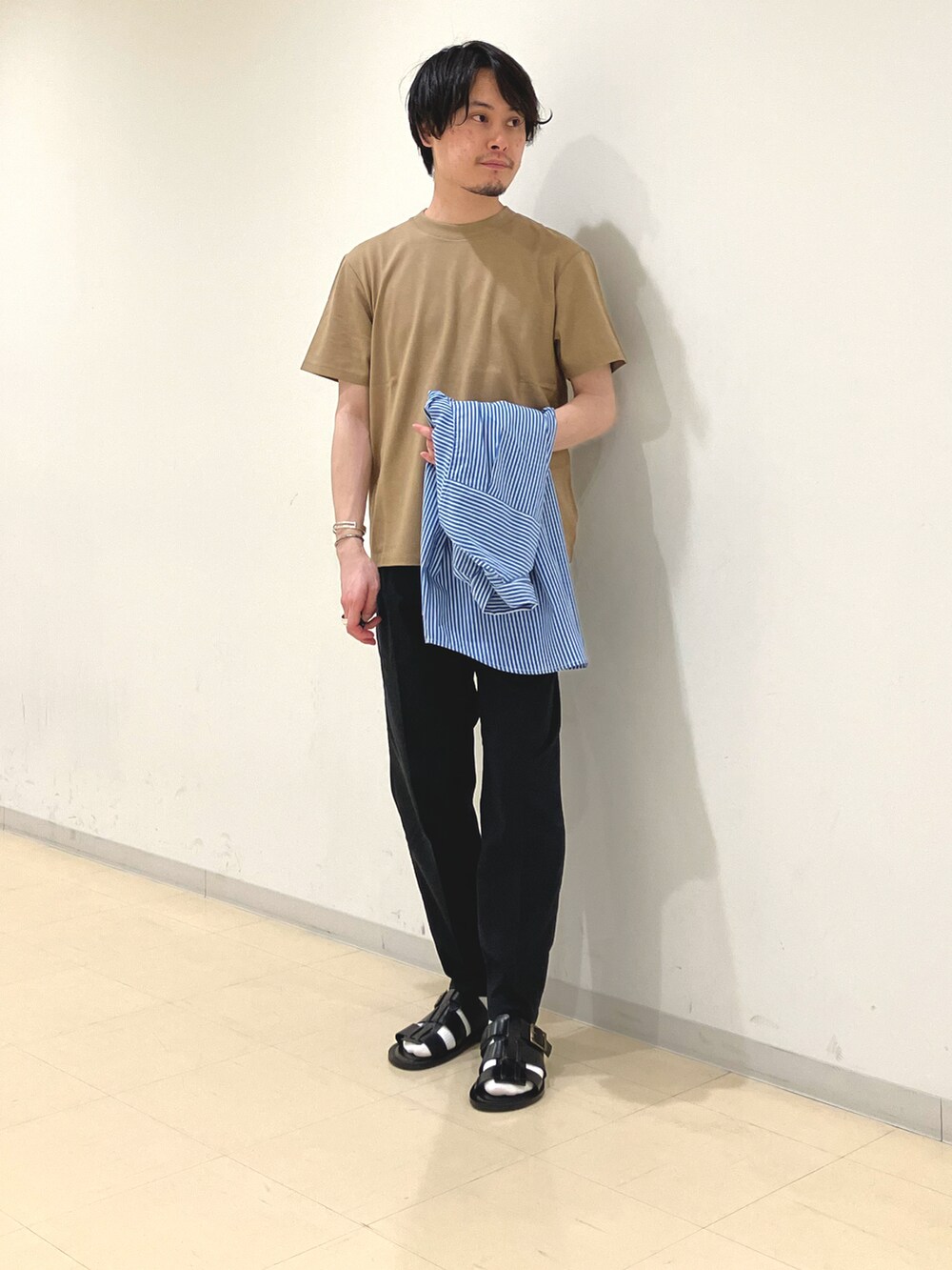 ブルー系のシャツ/ブラウス、ベージュ系のTシャツ/カットソー、ブラック系のその他パンツを着用したメンズの夏コーディネートの4枚目の写真
