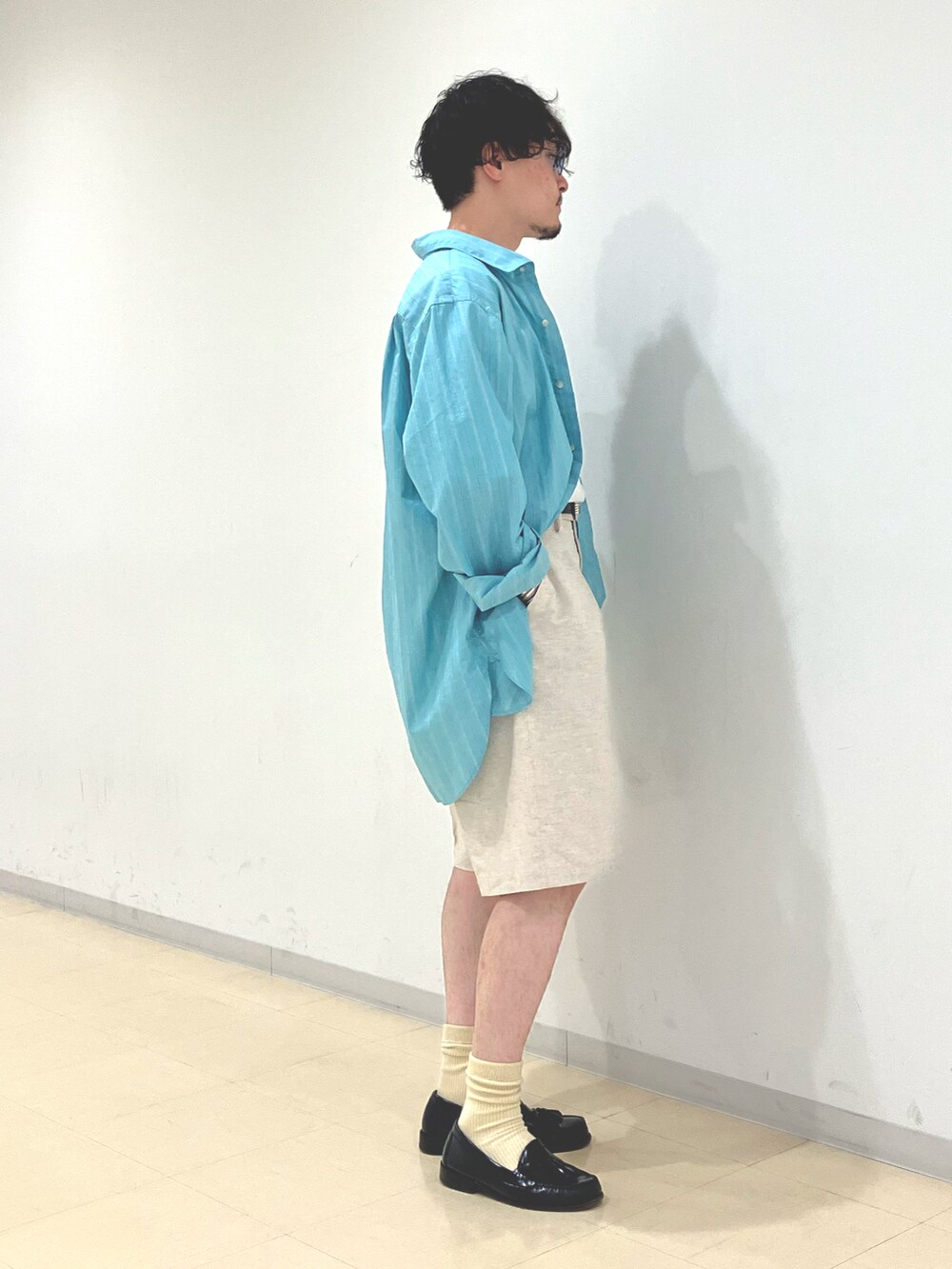 ブルー系のシャツ/ブラウス、ホワイト系のTシャツ/カットソー、ベージュ系のその他パンツを着用したメンズの夏コーディネートの2枚目の写真