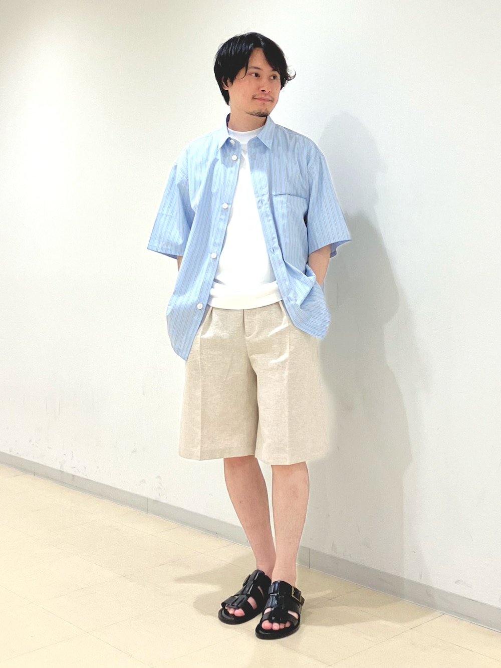 その他のシャツ/ブラウス、ホワイト系のTシャツ/カットソー、ベージュ系のその他パンツを着用したメンズの夏コーディネートの2枚目の写真