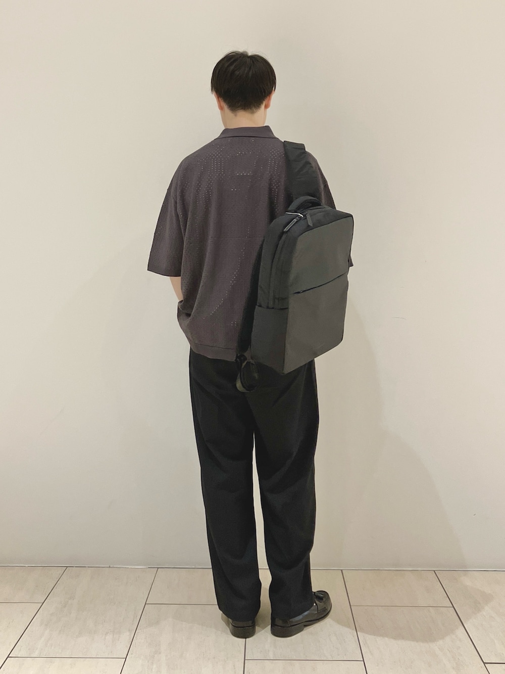 グレー系のポロシャツ、ブルー系のTシャツ/カットソー、ブラック系のその他パンツを着用したメンズの夏コーディネートの3枚目の写真